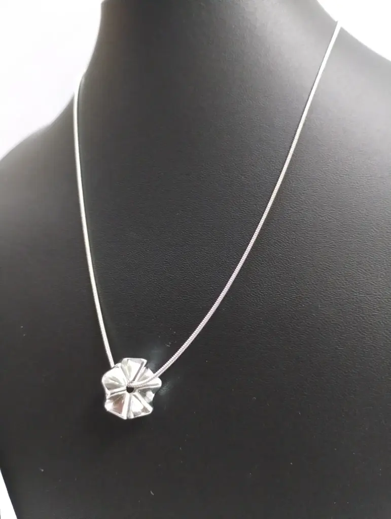 Sculpted Pinwheel Pendant Necklace 🌼🌟