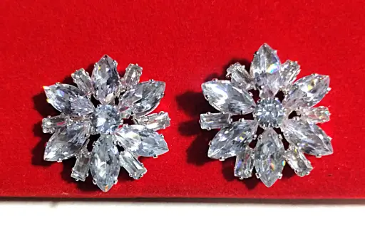 [KLE022] Dazzling Crystal Flower Stud Earrings ✨